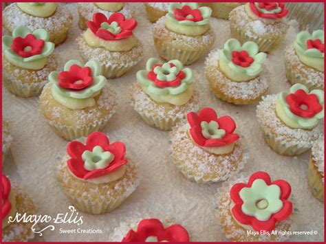 Mini Vanilla Cupcakes Vanilla Mini Cupcakes With Vanilla C Flickr
