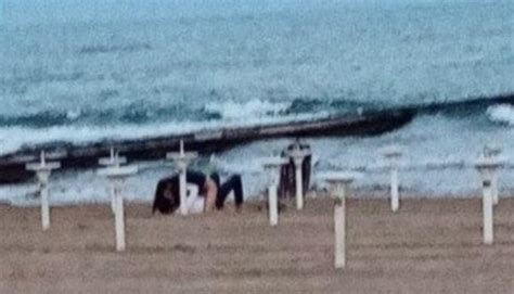 Sesso In Spiaggia A Jesolo I Passanti Applaudono La Foto Diventa Virale Prima Venezia