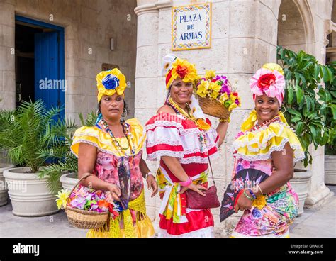 Las Mujeres Cubanas Con Vestimentas Tradicionales En La Habana Vieja
