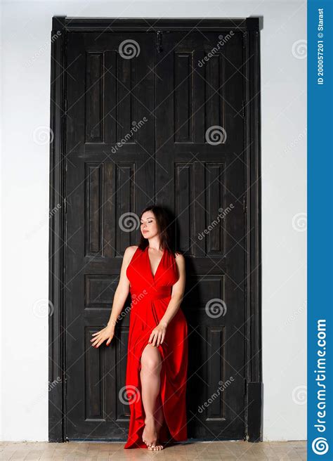 Sch Ne Sexy Frau Im Roten Kleid Im Innern Stockbild Bild Von