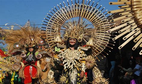 Jemuran ini terbuat dari kombinasi bahan. Kostum dari Bambu di Gintangan Bambu Festival