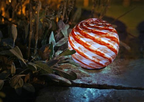 Moxey30 check the 【solar orb】look like ☞ : 11 Creative Outdoor Lighting Ideas - Trendspot Inc.