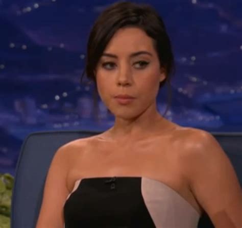 Aubrey Plaza Shows The Naked Portrait Done By A Man Who Was In Prison Video Complex