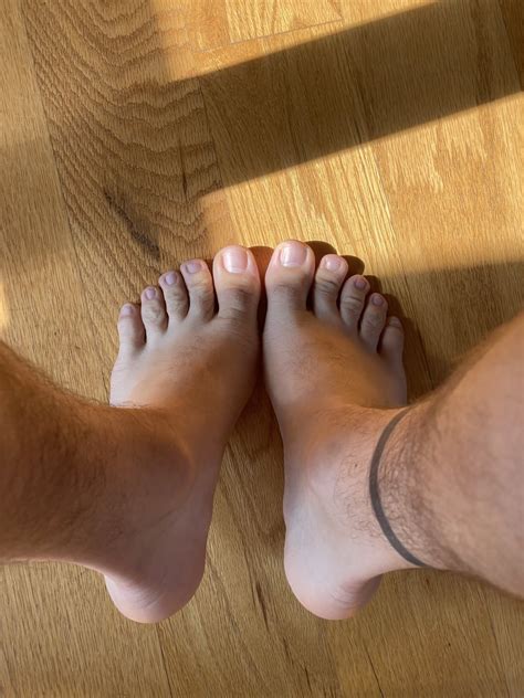 👊 Balkan Bro 👣 On Twitter My Toes Look So Good And Suckable In This Light 😊😋😛