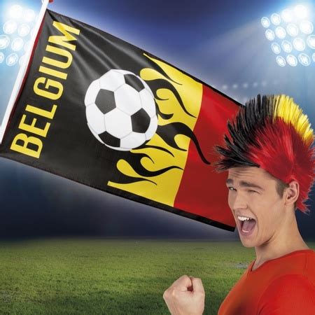 Plusminus 150 bij 90 centimeter. Belgische voetbal vlaggen in oranje artikelen winkel ...
