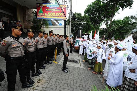 Hard Line Islamists Capture Spotlight In Indonesia Wsj