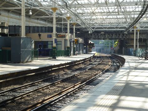 Edinburgh Waverley Station Platform © Dr Neil Clifton Cc By Sa20