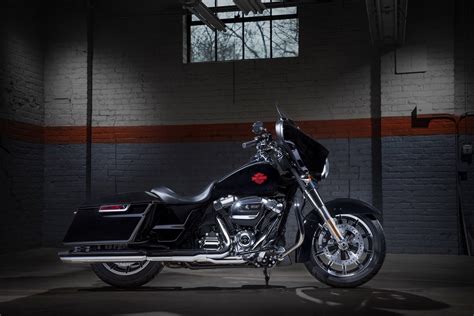 A majority of custom harleys don't have accouterments for passengers, anyway. Harley-Davidson Electra Glide Standard 2019 (FLHT ...