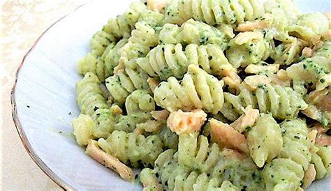 Lava le zucchine, spuntale e tagliale a. Ricetta Fusilli al pesto di zucchine e salmone - Le ...
