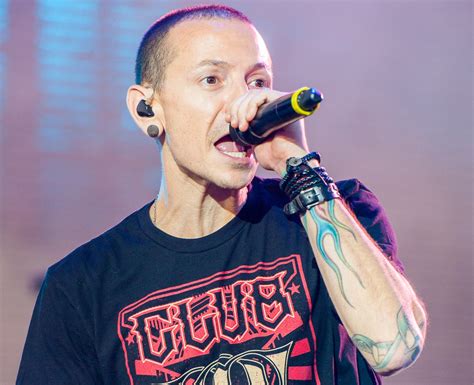 Bennington first gained prominence as a vocalist following the release of linkin park's debut album hybrid theory (2000), which was a worldwide commercial success. Chester Bennington: Musicians, Famous Fans React to Linkin Park Singer's Death