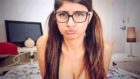 She began acting in pornography in october 2014. Mia Khalifa Biography: Height, Weight, Age, Affair, Family ...