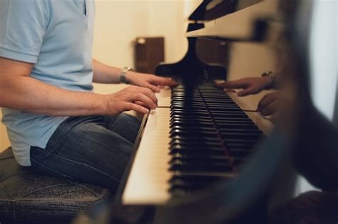 Jeune Homme Jouant Du Piano Photo Premium