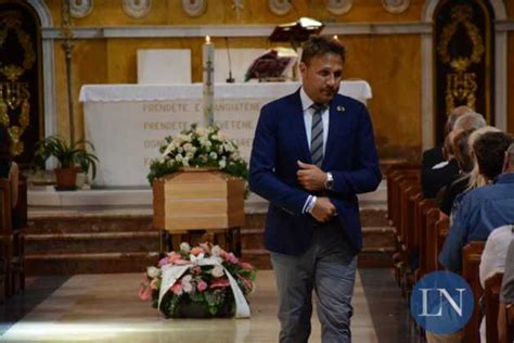 She has been active on rai since the 1990s, hosting its main sports programs such as la domenica sportiva and 90º minuto. Oggiono, i funerali dell'ex vicesindaco Gerosa: "Sei stata ...