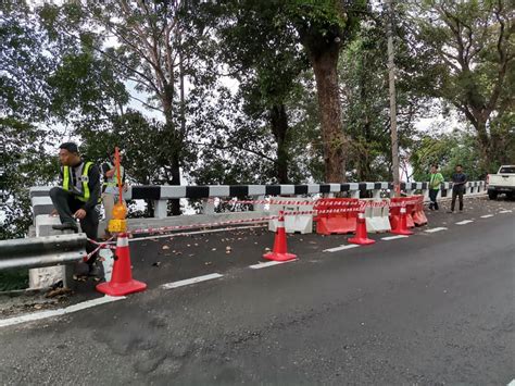 Kerja atau amal adalah bentuk keberadaan manusia. Kerja pembaikan cerun yang telah dijalankan, bukan ...