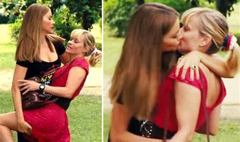 WATCH Sofia Vergara And Reese Witherspoon Kiss On TV Tonight Films