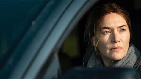 A detective in a small pennsylvania town investigates a local murder while trying to keep her life from falling apart. Mare of Easttown, nouvelle mini-série HBO avec Kate Winslet