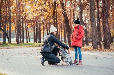 Feliz Madre Y Su Hija Jugando Con Perro En El Parque Otoño Foto Gratis
