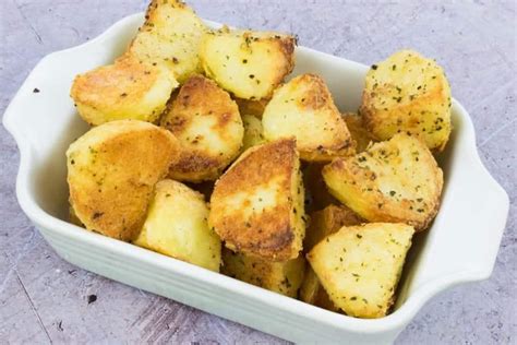 Grease a large baking dish or tray with olive oil and preheat the oven to 400f / 200c. Best Ever Syn Free Roast Potatoes - Basement Bakehouse