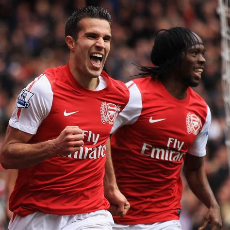 Arsenal FC: Offering Robin Van Persie a Record Contract Shows Desire to 