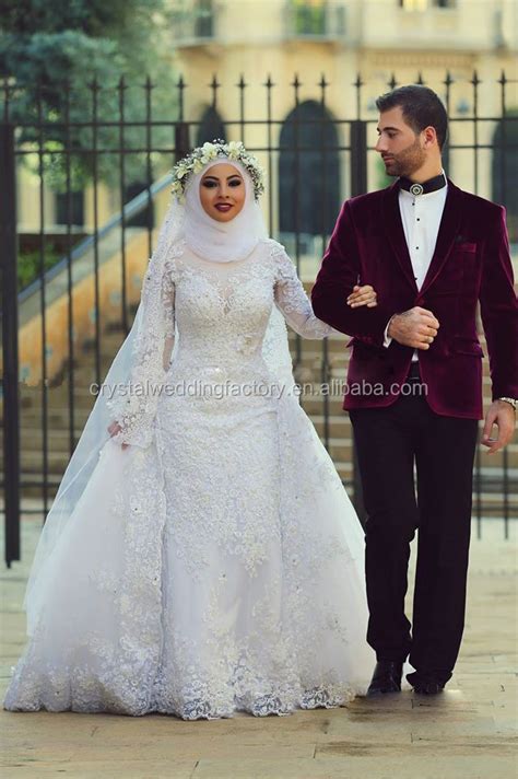 Elegant Long Sleeves Bridal Gown Appliques Court Train Novia Dubai Arab