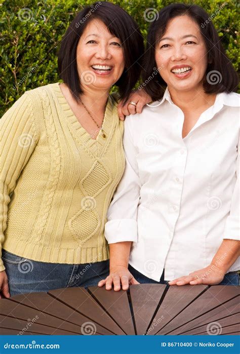 Hermanas Asiáticas Maduras Que Sonríen Y Que Ríen Foto De Archivo Imagen De Abundancia