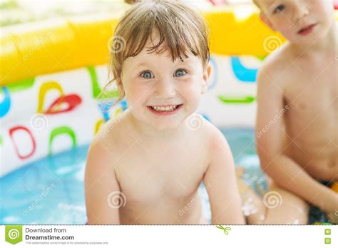 La Bambina Bagna Nella Piscina Per Bambini Gonfiabile Gialla O Di Nuoto