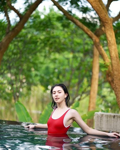 圖像裡可能有1 人、坐下、樹和戶外 Mai Davika Thai Model Face Photography Beauty