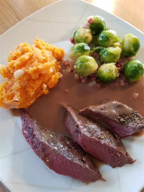 Das lorbeerblatt aus dem gulasch nehmen. Rehrücken mit Süsskartoffelstampf | Grillforum und BBQ ...