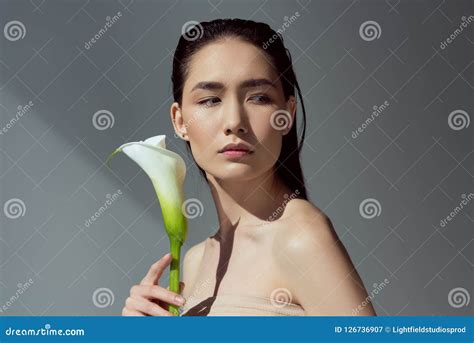 Fille Asiatique Nue Attirante Avec La Fleur De Calla Image Stock