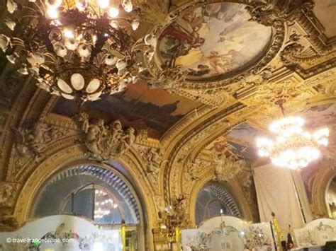 Cet affrontement à mains nues a été filmé par un passager avant d'être largement diffusé sur les. Le Train Bleu - restaurant - Gare de Lyon