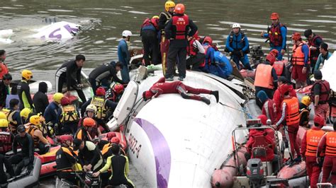 Transasia Flight Ge235 Hoisted From Taipei River At Least 31 Dead