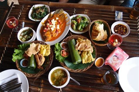 Makanan khas yang lain dan tidak boleh terlewatkan adalah ubi madu cilembu. Saung Gawir Ciwidey - The Best Resto & Bungalow