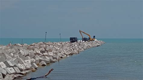 Pt Aura Sinar Baru Kebut Pembangunan Proyek Breakwater Di Sepanjang Pantai Glayem