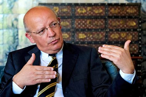 1992'de ise sosyoloji doktorasını tamamlamıştır. Augusto Santos Silva: O Brexit foi traumático para a UE | VEJA