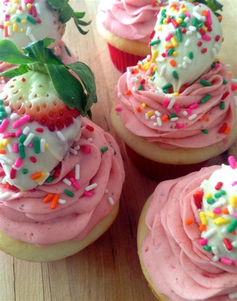 The Preppy Hostess White Chocolate Strawberry Cupcakes
