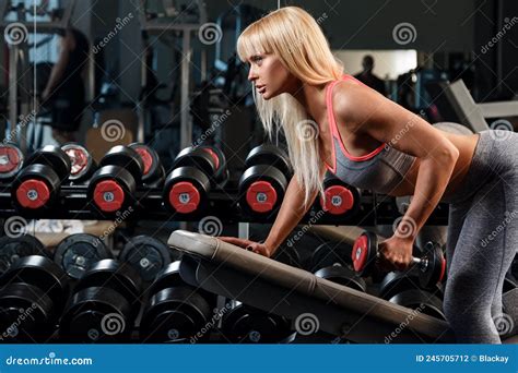 Belle Fille Avec Corps Sexy Dans La Salle De Gym Photo Stock Image Du Sportif Section 245705712