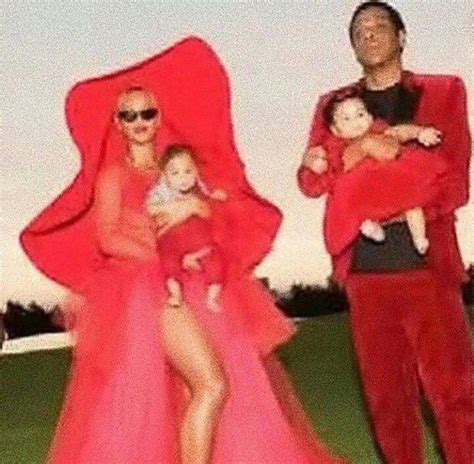 Beyoncé posted a plethora of photos on her site, including shots of her kids sir, rumi, and blue ivy. Beyonce & Jay with twins Rumi & Sir Carter | Beyonce twin ...