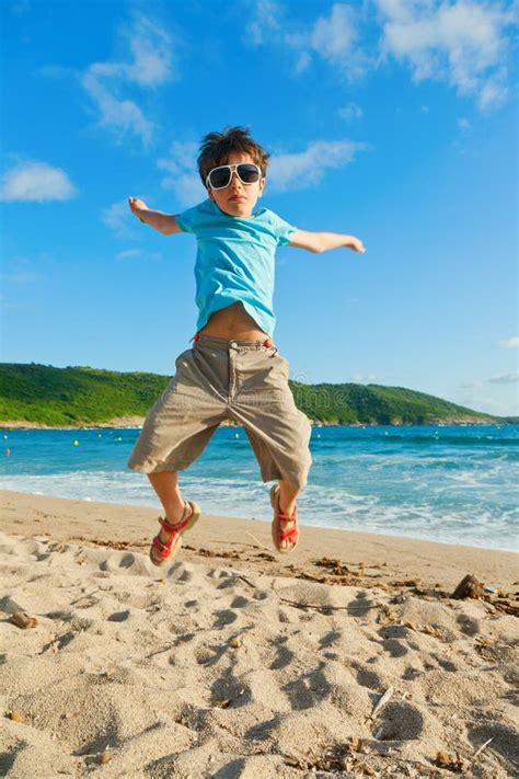 Criança Que Joga Na Praia Foto De Stock Imagem De Tropical 41052052