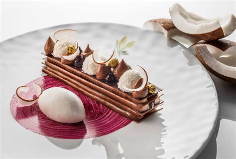 Prepping courses in advance is one of the key secrets to planning the perfect dinner party—and dessert is perfect for that. Le Chocolat Illanka, par la chef pâtissière Eve Moncorger ...