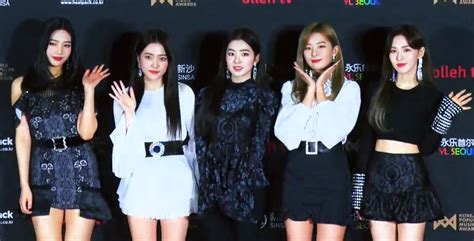 Irene, seulgi, joy, wendy and yeri who just joined red velvet in march 2015 as the fifth member. Red Velvet - Wikipedia, ang malayang ensiklopedya
