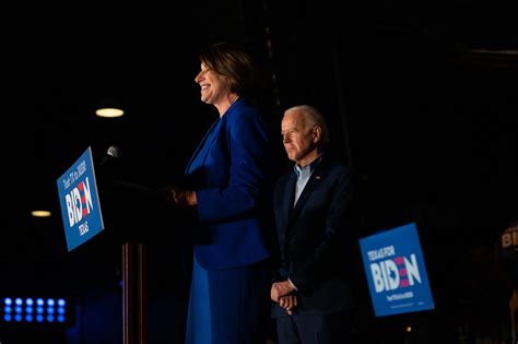 amy klobuchar drops out of 2020 race and endorses joe biden the new york times