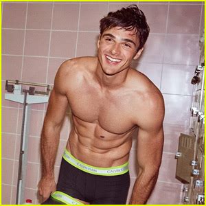 Le beau gosse de kissing booth se déshabille pour calvin klein. Cody Christian Photos, News, and Videos | Just Jared Jr.