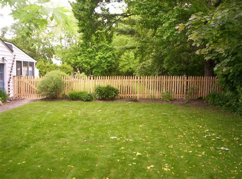 Simply enter your zip code and the linear footage, next click update and you will see a breakdown on what it should cost to have 6 foot privacy fence installing a fence is an easy way to ensure privacy and safety. Picket Fences - Round Hill Fence