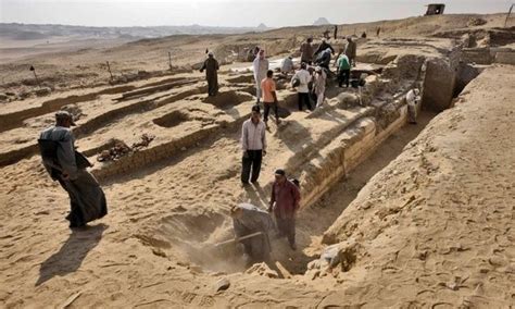 Ancient Egyptian Boat Discovered Near Pyramids Ancient Egyptian Tombs Egypt Ancient Egypt
