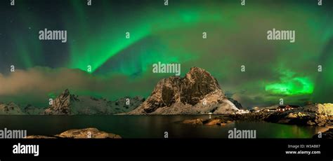 Aurora Borealis En Las Islas Lofoten Noruega Luces Verdes Del Norte