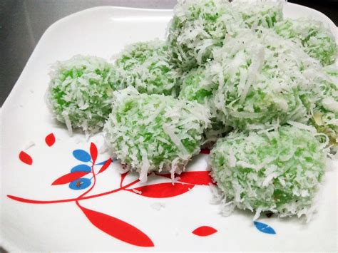 Kalau anda tidak keberatan, saya terbuka menerima kiriman gambar akan masakan anda kepada saya untuk saya pertontonkan di dalam blog ini jika anda sudi. Dunia CMelor: Kuih Buah Melaka Tersedap SiDara