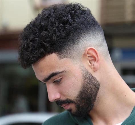 Homme Cheveux Bouclés Brun Avec Coupe Dégradé Haut Et Haut Plus épais Et Barbe Courte Best Curly