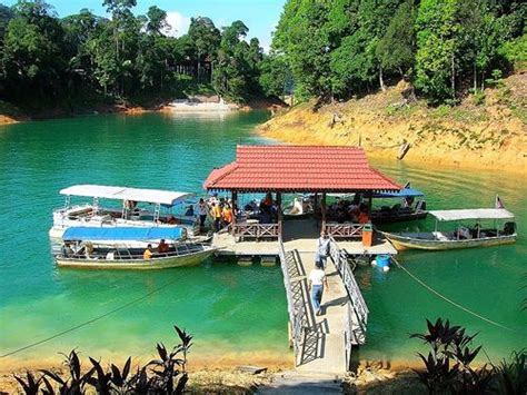 Di sebalik riak air yang tenang di permukaannya, tasik kenyir yang dikelilingi hutan rimba menyembunyikan pelbagai misteri dan mitos yang masih tidak terungkai sehingga. Khazanah Tasik Kenyir - Kendatipun Hanya Catatan Peribadi