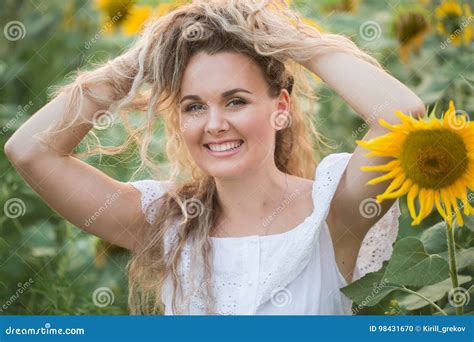 Junge Frau Auf Einem Gebiet Der Sonnenblumen Sonnenunterganglicht Auf Dem Gebiet Von