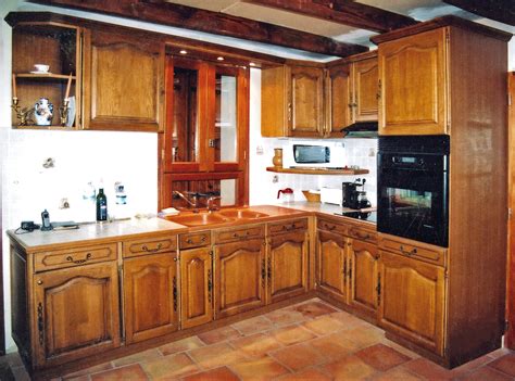 Cottage de prestige porte de façade en bois massif. Un ensemble de cuisine traditionnel sur mesure | Bois+ Le ...